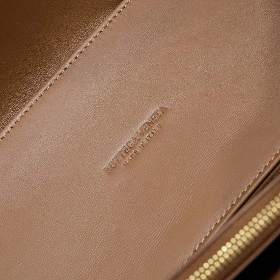 Batch 1960 large Arco tote handbag made of suede with embossed effect similar to corduroy texture, and logo Change it to the side panel😍The oversized woven design really makes it a huge gap from ordinary tote bags🔗🔗The interior is made of sheepskin, which leads the brand gene to continue to evolve with fresh inspiration🧬🧬 Showing the balance between luxury and reality. Made with Intreccio weaving technology, equipped with a detachable internal zipper pocket, size: 36*24*14, model: 9892#